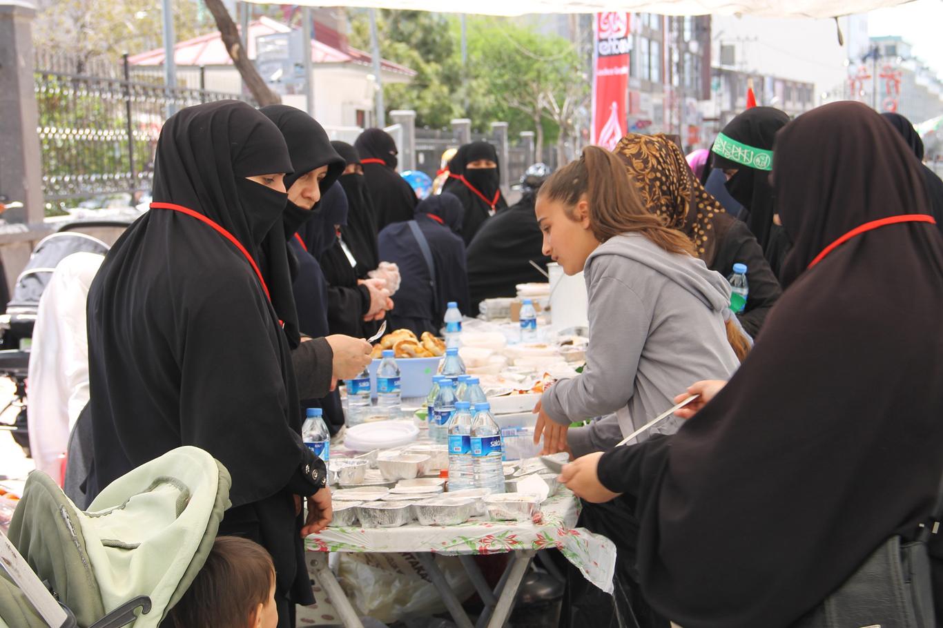 Van’da Kutlu Doğum etkinliğinde muhtaçlar için kermes kuruldu